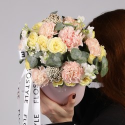 Сборный букет в шляпной коробке